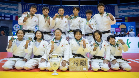 Los representantes de Japón con sus medallas luego de ganar el oro en el Mundial Junior de Judo, el 14 de agosto de 2022.