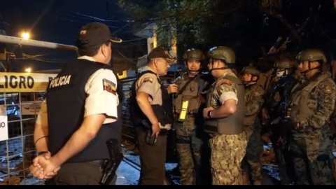 Policías y militares se desplegaron desde la noche del 14 de agosto en el barrio Cristo del Consuelo, sur de Guayaquil, escenario de un ataque terrorista con explosivos.