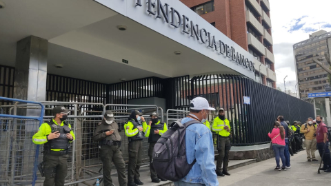 Cerco policial impide el ingreso de personal no autorizado a la Superintendencia de Bancos, en Quito. Foto: 15 de agosto de 2022.