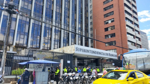 Policía resguarda el edificio de la Superintendencia de Bancos en el norte de Quito, el 15 de agosto de 2022.