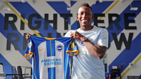 Pervis Estupiñán posa con la camiseta del Brighton & Hove Albion, el 16 de agosto de 2022.