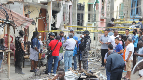 El ministro del Interior, Patricio Carrillo, recorrió la zona de la explosión en Cristo del Consuelo, el 15 de agosto de 2022.