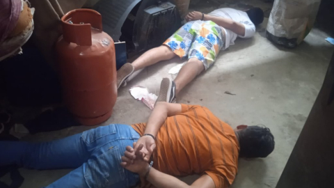 Momento de la captura de dos sujetos con explosivos y droga, dentro de una vivienda en Nueva Prosperina, noroeste de Guayaquil, el 15 de agosto de 2022.