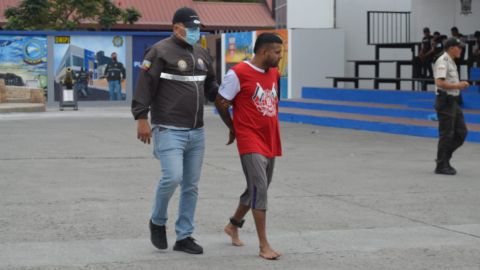 Alias 'Morado', detenido por la Policía Nacional por participar en el atentado en la Calle 8 de Cristo del Consuelo, Guayaquil, 17 de agosto de 2022.