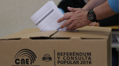 Una persona vota en la consulta popular del 4 de febrero de 2018.