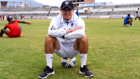 Joe Armas sentado sobre una pelota después de una entrevista con PRIMICIAS, en el estadio de Ibarra, en agosto de 2022.