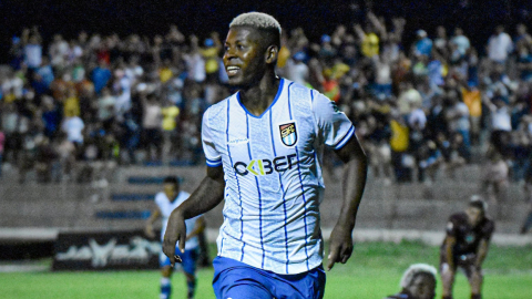 El delantero Gabriel Cortez festeja el gol anotado a Mushuc Runa en la Fecha 1 del cuadrangular final de la Copa Ecuador, el 17 de agosto de 2022.