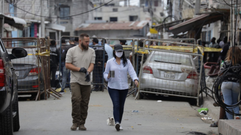 Agentes del FBI realizan investigaciones sobre la explosión en Cristo del Consuelo, en Guayaquil, el 17 de agosto de 2022.