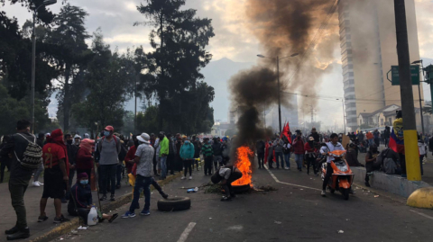 Manifestantes en el centro norte de Quito, el 22 de junio de 2022, tras una crisis política con el Ejecutivo.