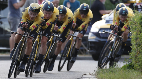 Los corredores del Jumbo - Visma, después de ganar la Etapa 1 de la Vuelta a España, el 19 de agosto de 2022.