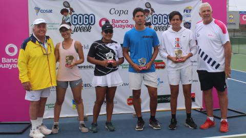 Los campeones del Gogo Week junto a Andrés Gómez, en Salinas, el 13 de agosto de 2022.