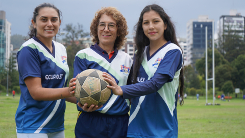 Mercedes 'Meche' Mena (centro) junto a Gaby Vivas (izq) y Carlina Arias (der) en el Parque La Carolina en noviembre de 2021.