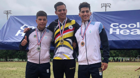 Andrés Torres, con su medalla de oro del Panamericano de Pentatlón Moderno, en República Dominicana, el 19 de agosto de 2022.