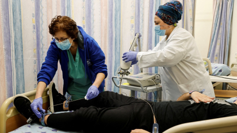 Un paciente diagnosticado con 'long Covid' es atendido en un hospital de Israel, el 17 de febrero de 2022. 