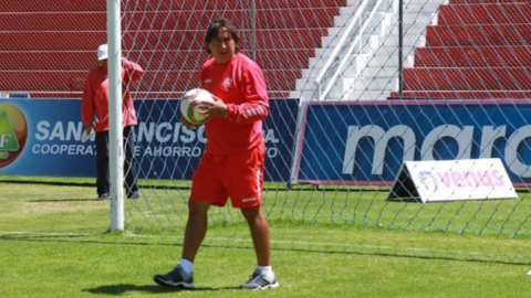 Héctor Chiriboga sostiene una pelota en el estadio Bellavista de Ambato.