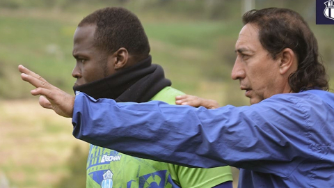 Héctor Chiriboga le da indicaciones al arquero Johan Padilla, en un entrenamiento de 
Macará, en Ambato.