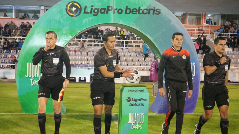 La terna arbitral del partido Macará vs. Aucas, liderada por Álex Cajas, antes del encuentro por la Fecha 7 en el estadio Bellavista, el 20 de agosto de 2022. 