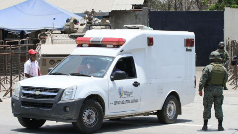 Militares custodian los exteriores de la Penitenciaria del Litoral, Guayaquil, 29 de septiembre de 2021.