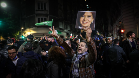 Manifestantes se concentran frente al domicilio de la vicepresidenta argentina, Cristina Fernández, el 22 de agosto de 2022, para demostrar su posición a favor o en su contra por el procesa de corrupción.