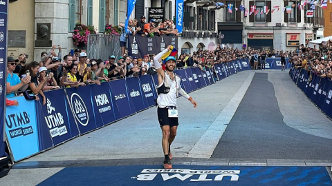 Joaquín López levanta la bandera de Ecuador en la meta del TSD del Ultra Trail Mont Blanc, el 23 de agosto de 2022.