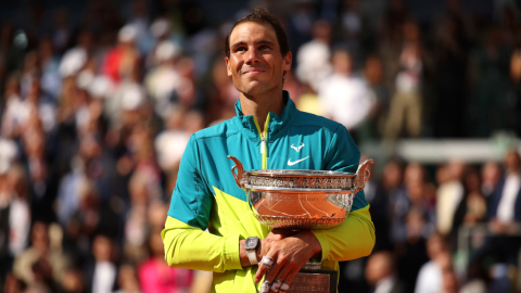 Rafael Nadal, con su título de Roland Garros, en París, el 6 de junio de 2022.