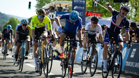 Los corredores cruzan la meta de la Etapa 6 del Tour de l'Avenir, el 24 de agosto de 2022.