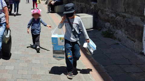 Andrés vende mascarillas en las calles del Centro Histórico de Quito, el 25 de agosto de 2022.