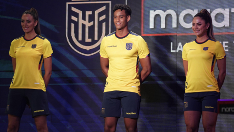 La Federación Ecuatoriana de Fútbol y Marathon Sports presentaron la camiseta que usará Ecuador en el Mundial de Catar 2022. 