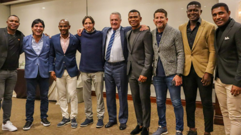 El DT Gustavo Alfaro (centro) junto a exjugadores de la Selección, el 24 de agosto de 2022.