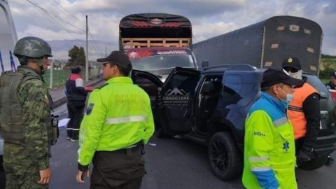 Imagen del accidente de tránsito en el que fallecieron dos militares, en el sector del peaje de San Gabriel, provincia de Carchi, la tarde del 25 de agosto de 2022.