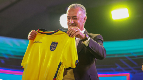 Gustavo Alfaro sostiene la nueva que Ecuador utilizará en el Mundial de Catar, el 25 de agosto de 2022, en Quito.