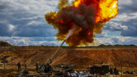 Imagen publicada por el Ministerio de Defensa de Rusia, muestra a soldados rusos dirigiendo instalaciones de artillería en combate contra Ucrania. Miércoles 4 de mayo de 2022.