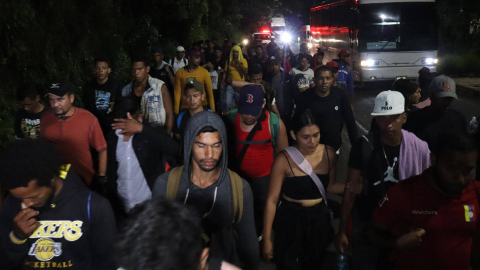 Migrantes caminan en caravana en la ciudad de Tapachula en el estado de Chiapas, el 26 de agosto de 2022.