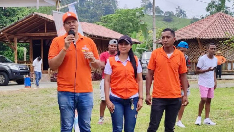 Miguel Ruiz (izq.), precandidato a Alcalde de Esmeraldas por Centro Democrático, durante un evento de apoyo electoral en Atacames, el 20 de agosto de 2022.