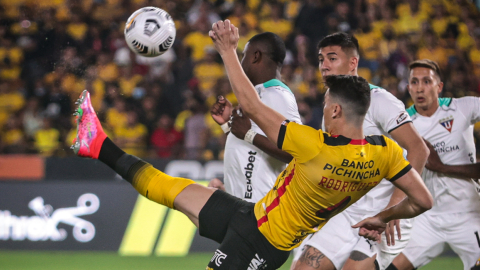 Carlos Rodríguez, de Barcelona, anota el gol ante Liga de Quito en el estadio Banco Pichincha el 28 de agosto de 2022.