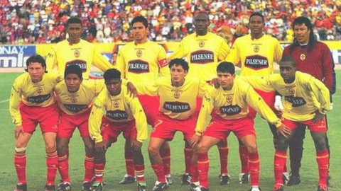 La plantilla del Aucas de 2004. Parados (de izq. a der.): Oswaldo Minda, Renán Calle, Facundo Corozo, Jairo Campos y René Higuita. Agachados: Gustavo Figueroa, Rolando Parrales, Mario Lastra, Vilson Rosero, Mellington Guerrero y Óscar Villarreal. 