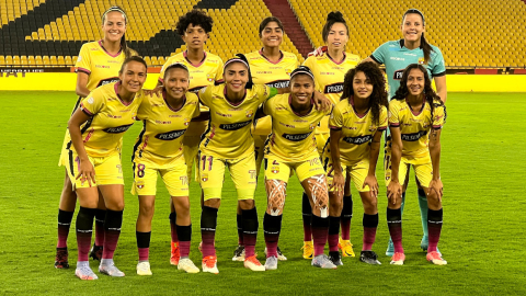 Las jugadoras de Barcelona posan previo al encuentro frente a Espuce por la Superliga en el Estadio Banco Pichincha, el 26 de agosto de 2022.