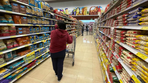 Una mujer hace compras en un supermercado en el norte de Quito, en julio de 2022.