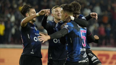 Los jugadores de Independiente del Valle celebran el gol de Richard Schunke ante Melgar en la semifinal de ida de la Sudamericana, el 31 de agosto de 2022.