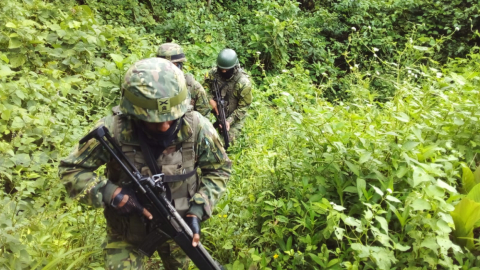 Imagen de los controles militares, el 1 de septiembre de 2022, en la frontera con Colombia, para evitar que grupos guerrilleros e irregulares crucen hacia Ecuador.