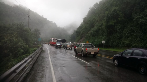 Imagen referencial de vehículos en la carretera Alóag-Santo Domingo, en Ecuador.