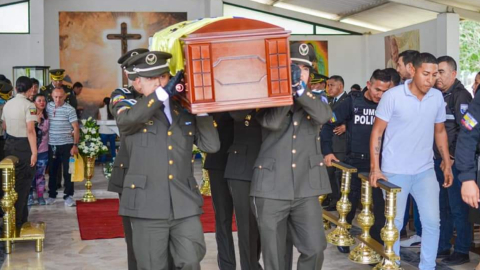 Momento del traslado de los restos del subteniente de Policía, Jorge Luis Bermeo, desde Esmeraldas a su natal Ibarra, donde fue sepultado, el 1 de septiembre de 2022.