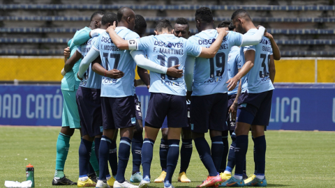 Los jugadores de Universidad Católica se abrazan antes del partido ante Orense, en Quito, el 18 de septiembre de 2022.