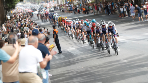 El pelotón pasa por Málaga durante la Etapa 12 de la Vuelta a España 2022, el jueves 1 de agosto.