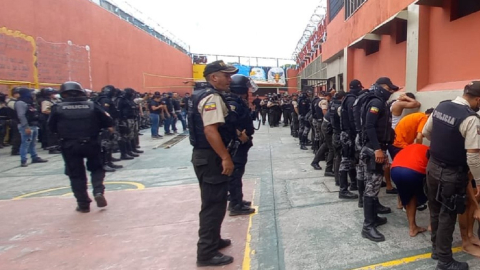 Efectivos de la Policía Nacional realizan una requisa a los internos en la Penitenciaría, luego de los enfrentamientos, el 3 de septiembre de 2022. 