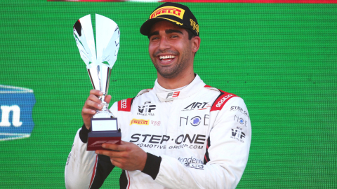 El piloto del ART Grand Prix con el trofeo de segundo lugar luego de la carrera sprint de Países Bajos de la F3, el 3 de septiembre de 2022.