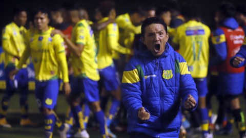 Leonardo Vanegas, DT de Gualaceo, festeja el gol que su equipo le convirtió a Barcelona en la Fecha 9 de la LigaPro 2022, el 3 de septiembre.