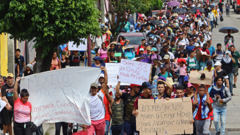 Cientos de migrantes en Tapachula, México, fronteriza con Guatemala, piden el 6 de septiembre de 2022, al gobierno mexicano crear corredores humanitarios de tránsito.