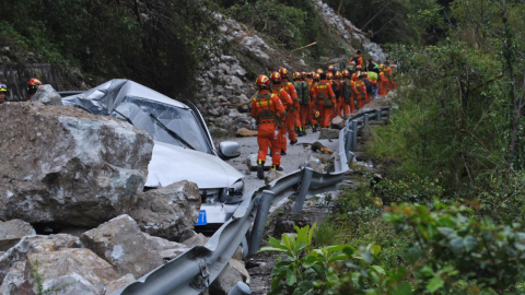 Un grupo de rescatistas sortea las vías cerradas tras el sismo en Luding, China, para continuar las tareas de búsqueda y rescate de víctimas, el 6 de septiembre de 2022.