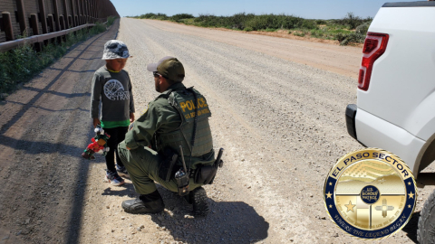 Imagen del niño ecuatoriano, de cuatro años, hallado abandonado en la frontera con Estados Unidos, la tarde del 6 de septiembre de 2022.